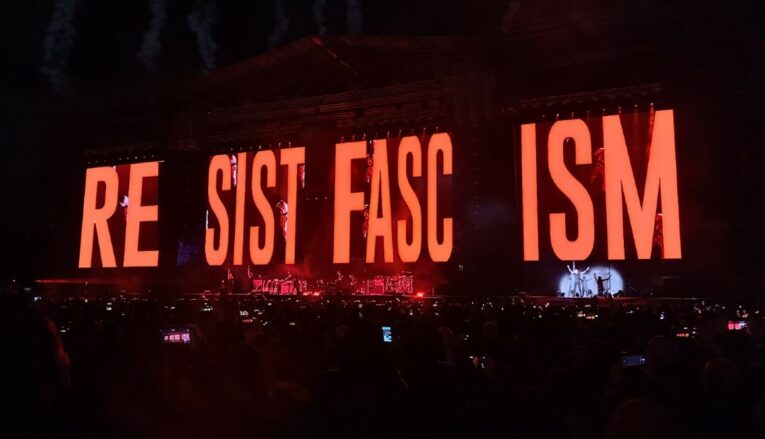 Mensaje de resistencia al fascismo en el concierto de Roger Waters en Quito.