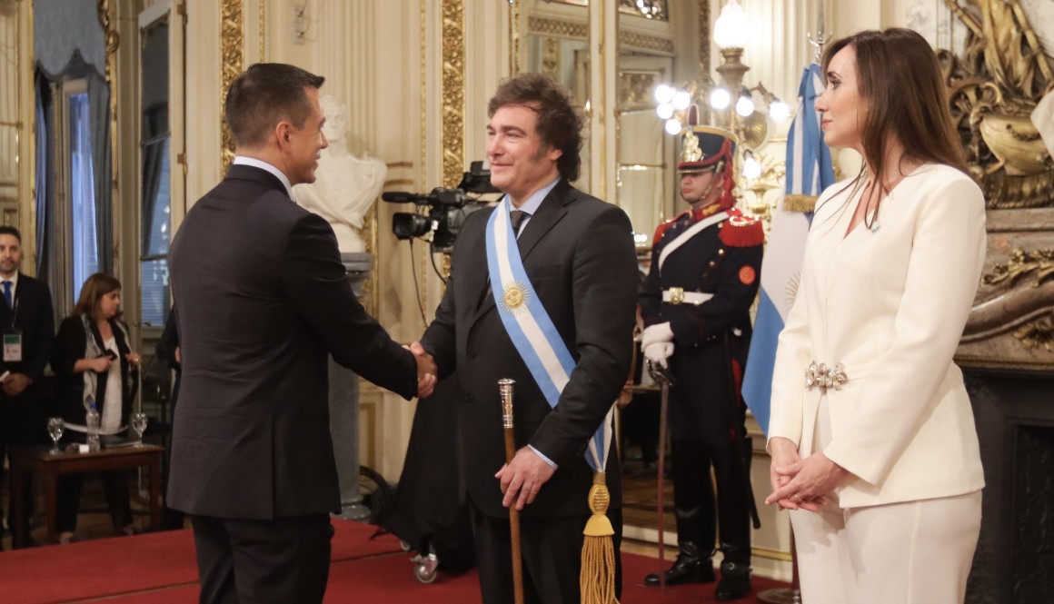 El presidente de Ecuador, Daniel Noboa, saluda a Javier Milei, presidente de Argentina.
