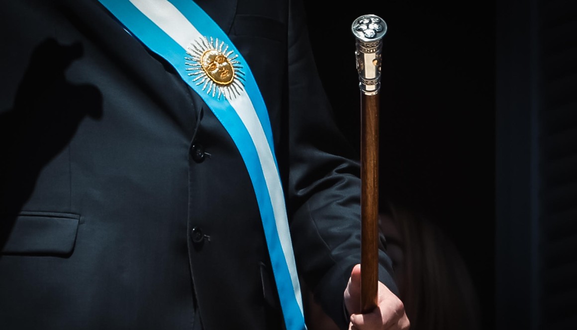 Detalle del bastón de mano de Javier Milei, presidente de Argentina.