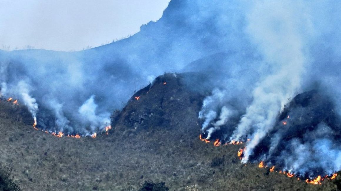 Un incendio consume pajonal del Parque Nacional Cajas, en Cuenca, el 11 de diciembre de 2023.