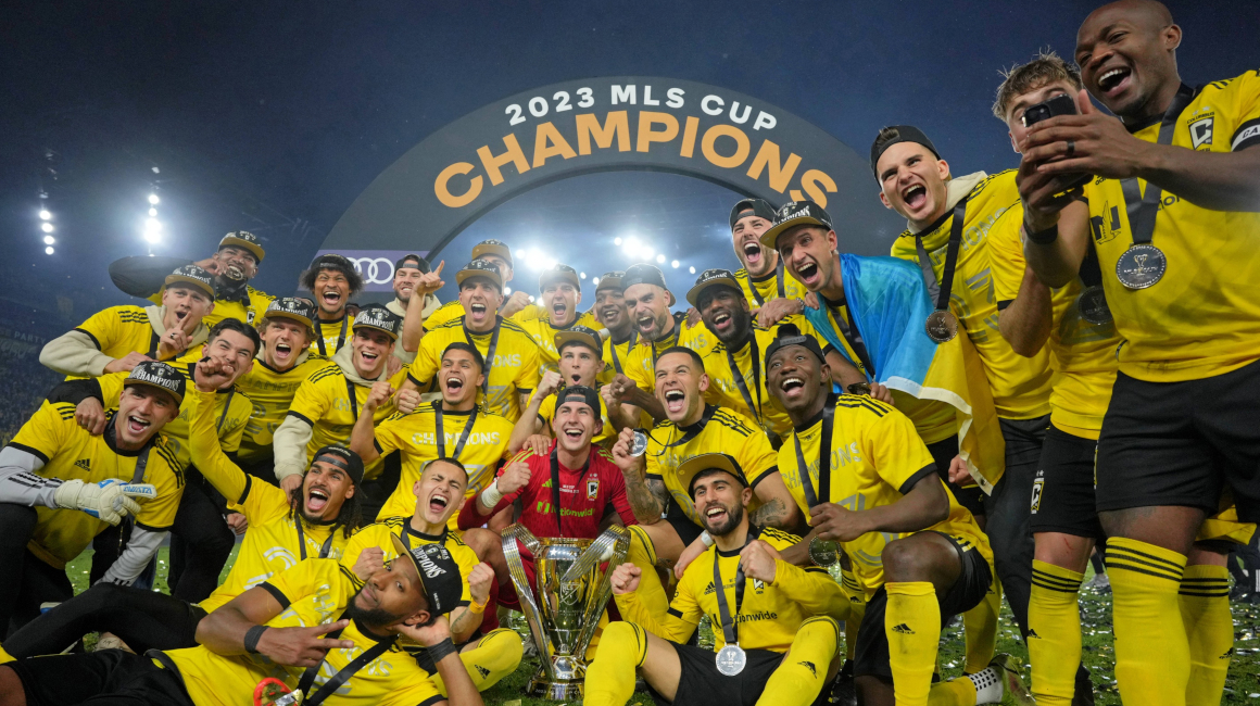 Columbus Crew festeja su título de campeón en la MLS Cup tras vencer a Los Angeles FC, este 9 de diciembre de 2023.