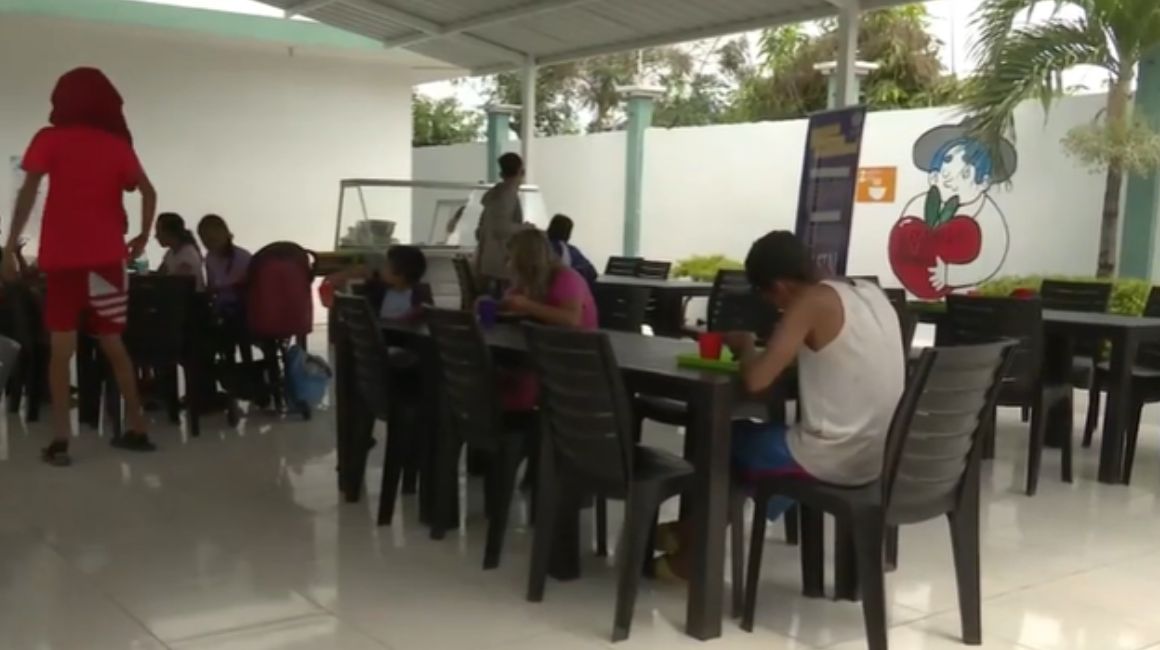 Migrantes venezolanos en un centro de acogida temporal en Huaquillas, El Oro.