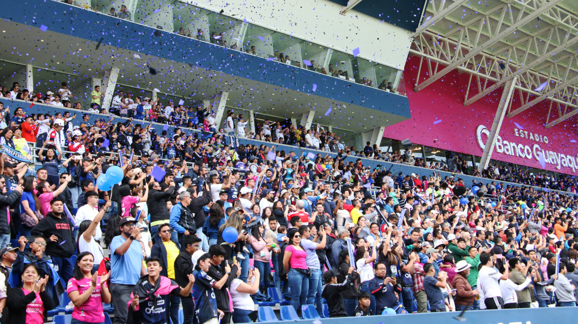 Hinchas de Independiente dl Valle en el estadio Banco Guayaquil, domingo 10 de diciembre de 2023.