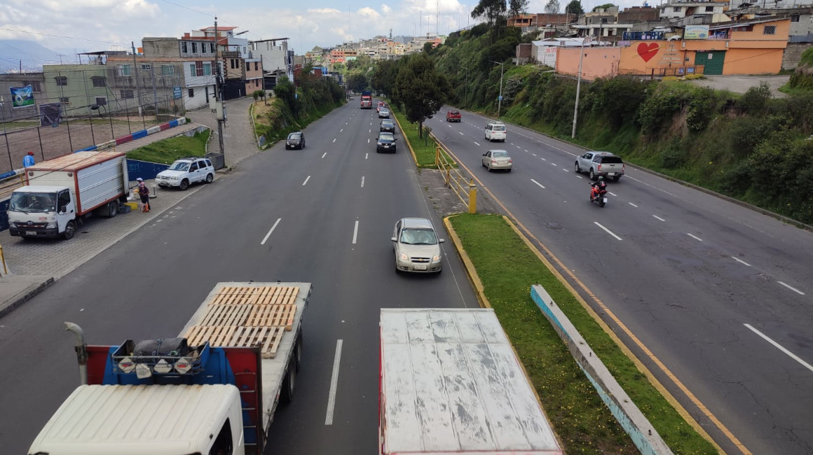 Autos circulan por la avenida Simón Bolívar de Quito, el 26 de enero de 2023.