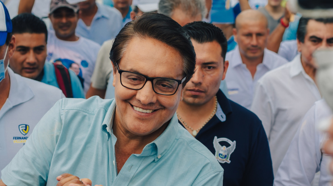 Fernando Villavicencio durante un recorrido de campaña en Esmeraldas, el 27 de julio de 2023.