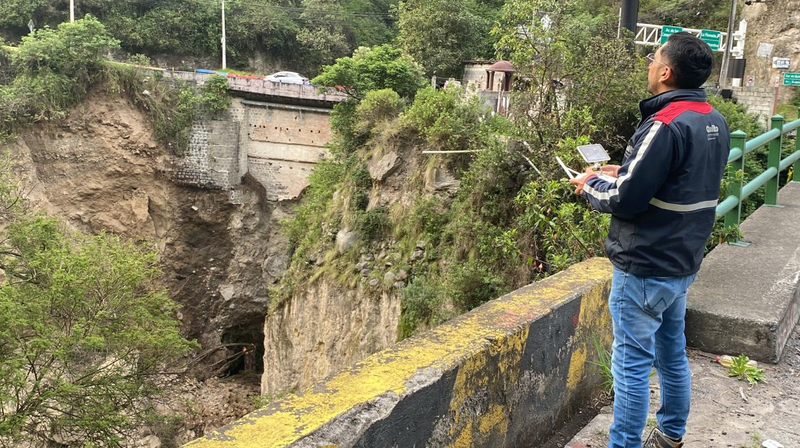 Un técnico inspecciona el talud del puente de Guápulo, donde hubo un derrumbe el 22 de noviembre de 2023.