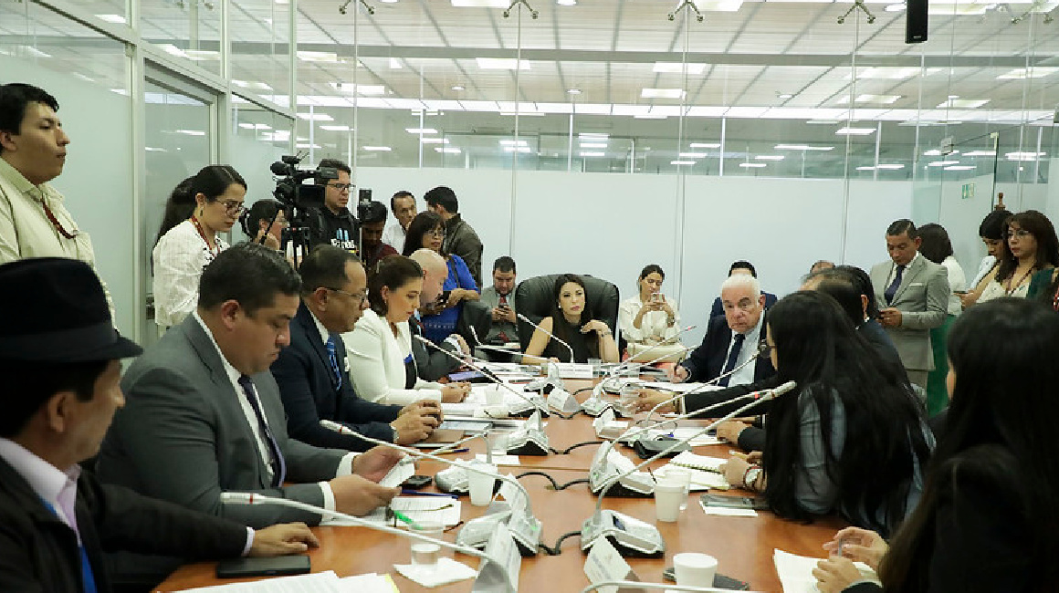 Integrantes de la Comisión de Fiscalización recibieron comparecencia del exministro de Energía, Fernando Santos.