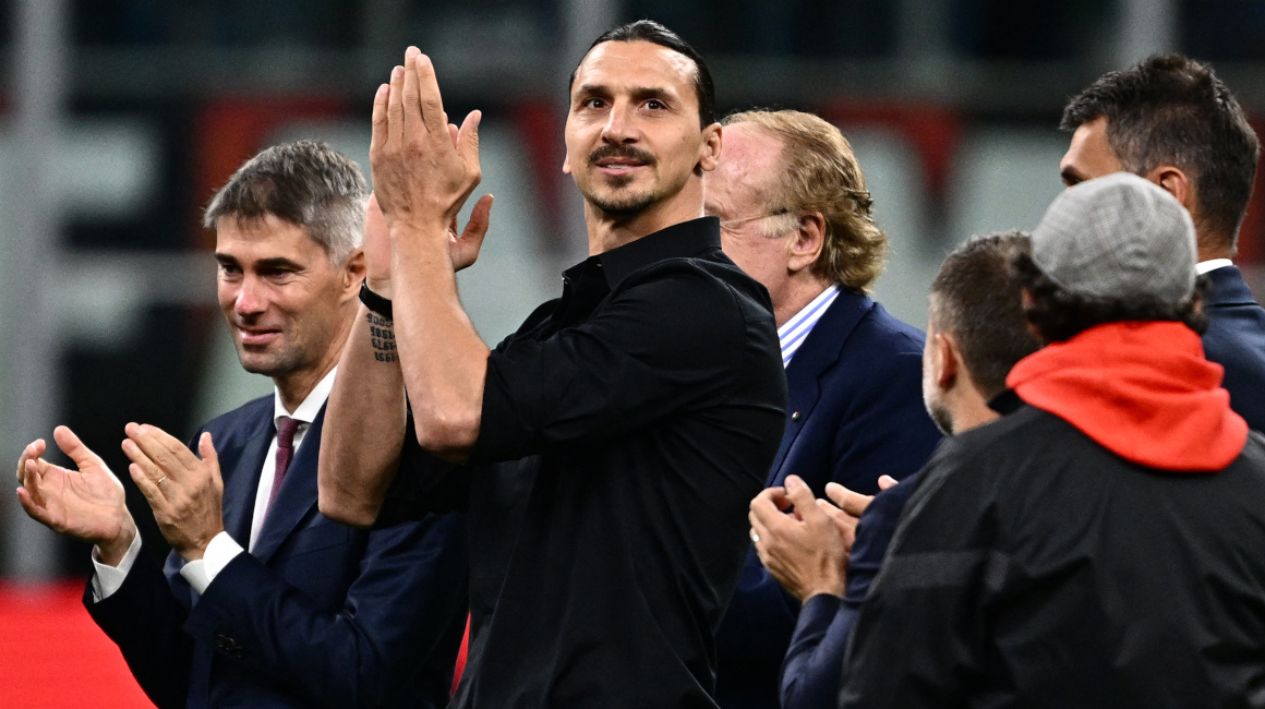 El delantero sueco del AC Milan, Zlatan Ibrahimovic, saluda al público durante una ceremonia de despedida tras el partido de fútbol de la Serie A italiana entre el AC Milan y Hellas Verona, el 4 de junio de 2023.