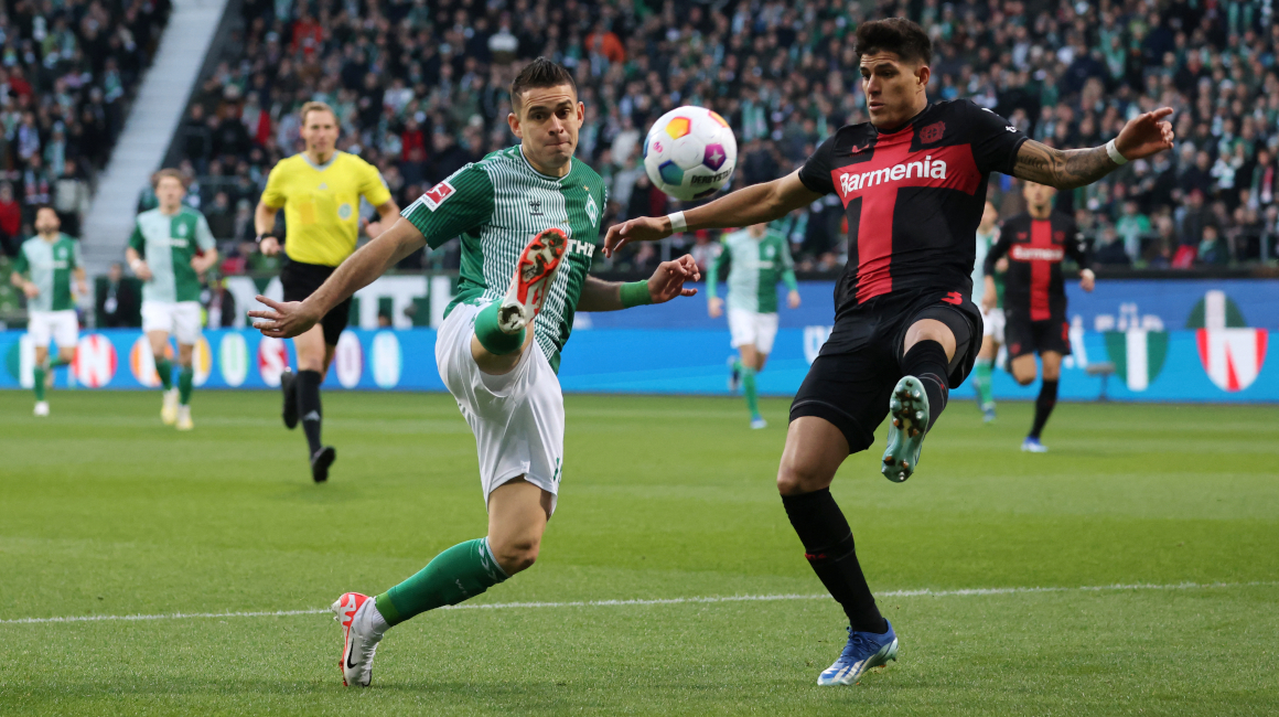 Piero Hincapié disputa un balón durante el partido frente al Werder Bremen, el pasado 25 de noviembre de 2023.