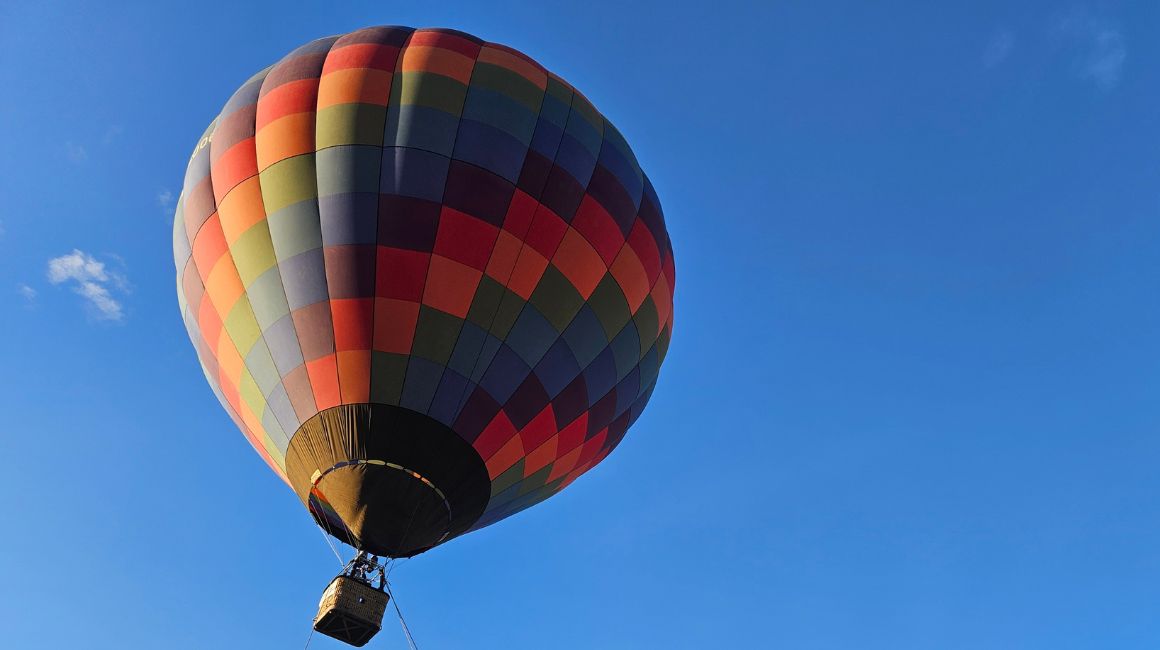 Los globos aerostáticos se elevan alrededor de 30 metros y se tiene una vista panorámica desde la Mitad del Mundo.