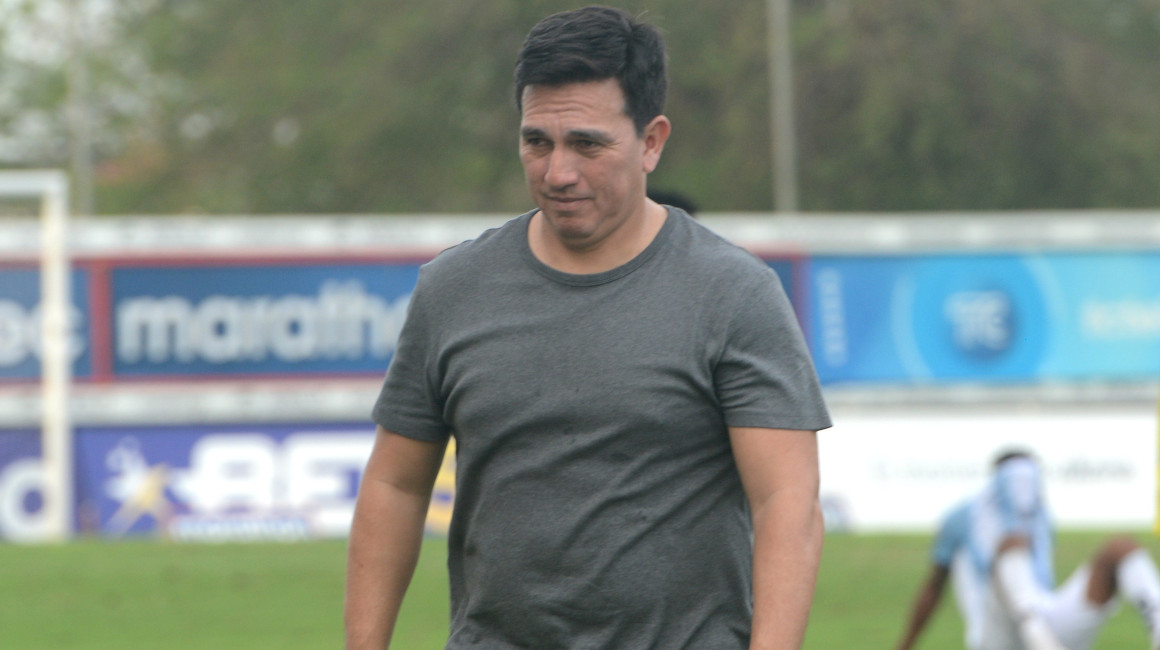 El entrenador Pool Gavilánez dirige un partido con Guayaquil City ante Gualaceo, el 2 de diciembre de 2023.