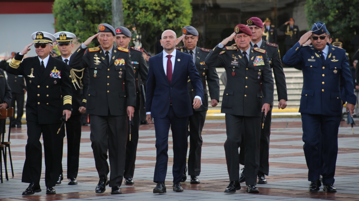 Gian Carlo Loffredo, ministro de Defensa, hizo un saludo protocolar a las Fuerzas Armadas, el 27 de noviembre de 2023, en Quito.