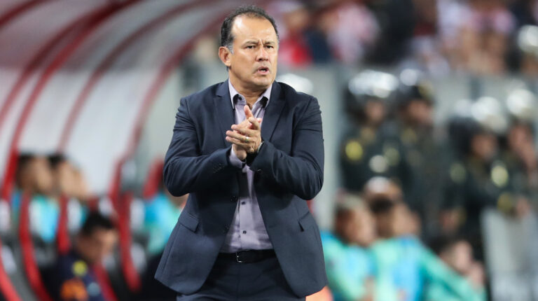 Juan Reynoso es destituido como director técnico de Perú