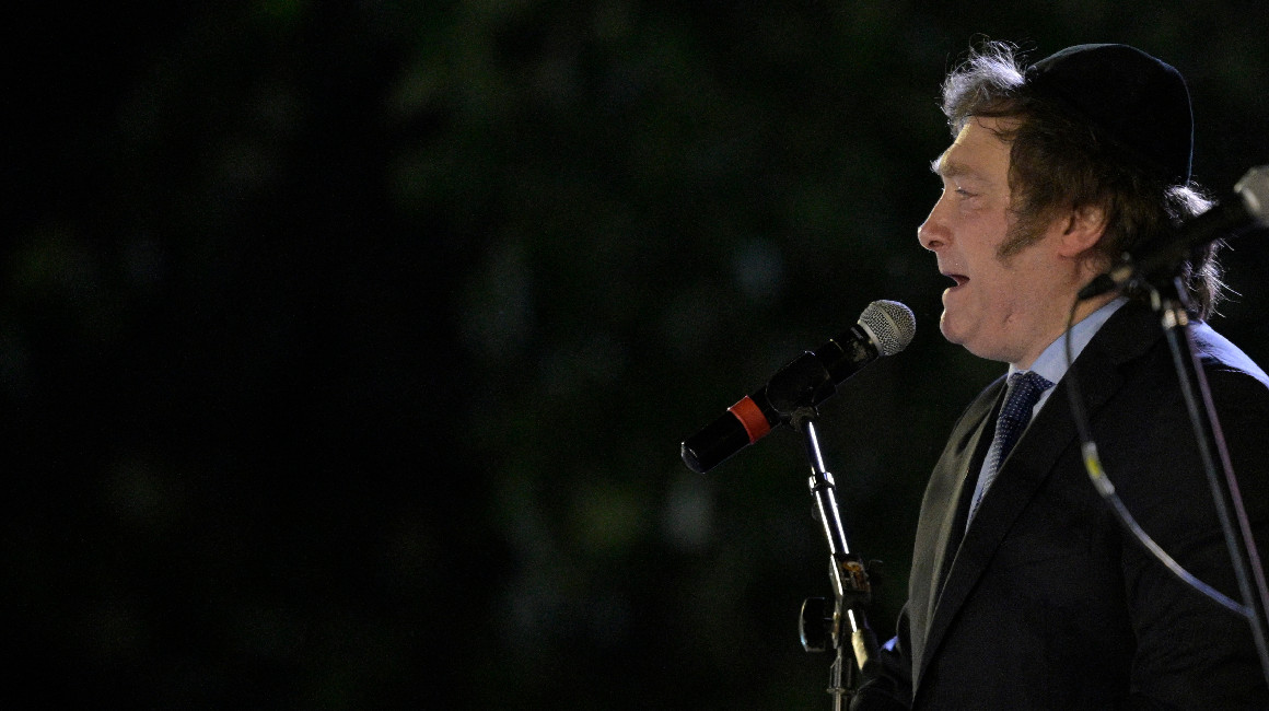 El presidente de Argentina, Javier Milei, se dirige al público antes de encender el candelabro gigante de la Menorá, instalado para el tradicional Festival de Luces judío de Jánuca en un parque de Buenos Aires, el 12 de diciembre de 2023.