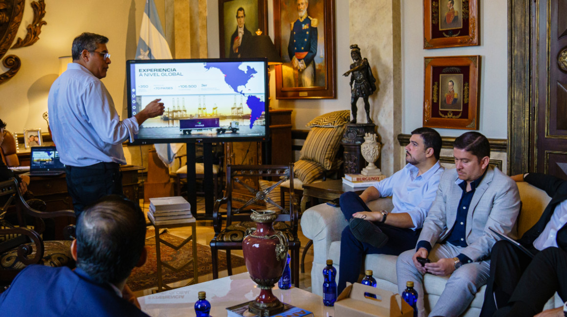 Reunión entre el alcalde de Guayaquil, Aquiles Alvarez, y directivos de la empresa Dp World el 13 de diciembre de 2023.