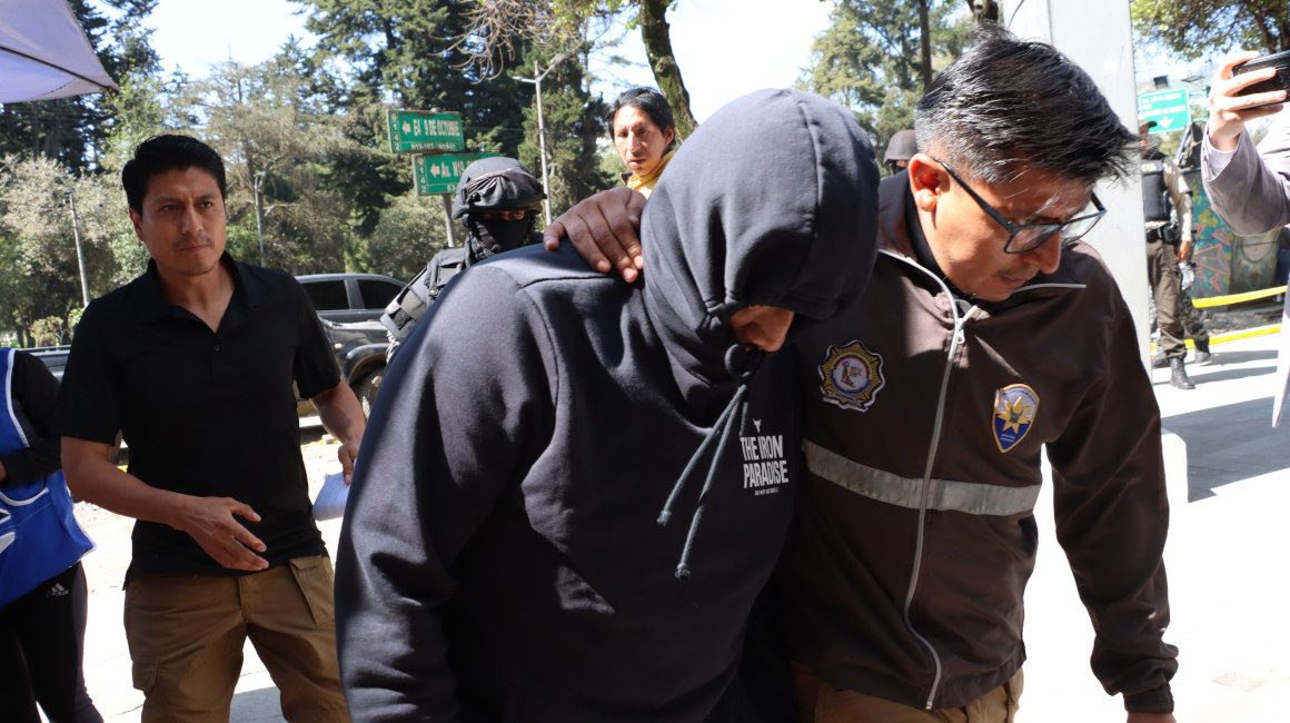 La Policía ingresa a la Unidad de Flagrancias a uno de los detenidos de caso Metástasis, este 14 de diciembre de 2023.