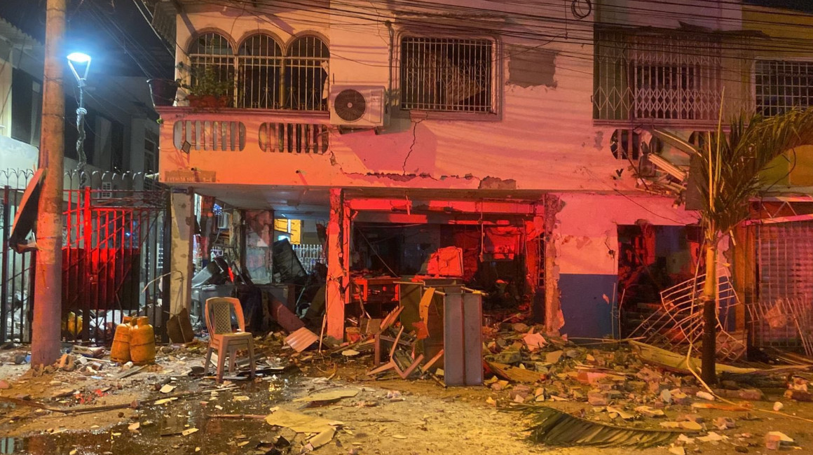 Una vivienda y un auto destruidos tras explosión de cilindros de gas en Guayaquil