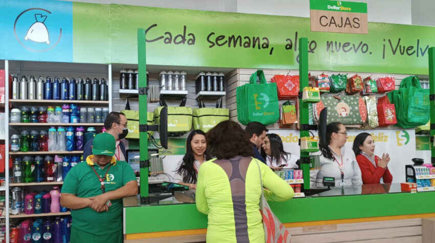 Local de Dollar Store, en la avenida República y Eloy Alfaro, norte de Quito, 14 de diciembre de 2023. 