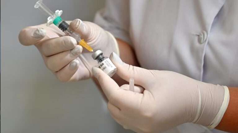 Ecuador retoma la vacunación contra Covid-19 a fines de mayo