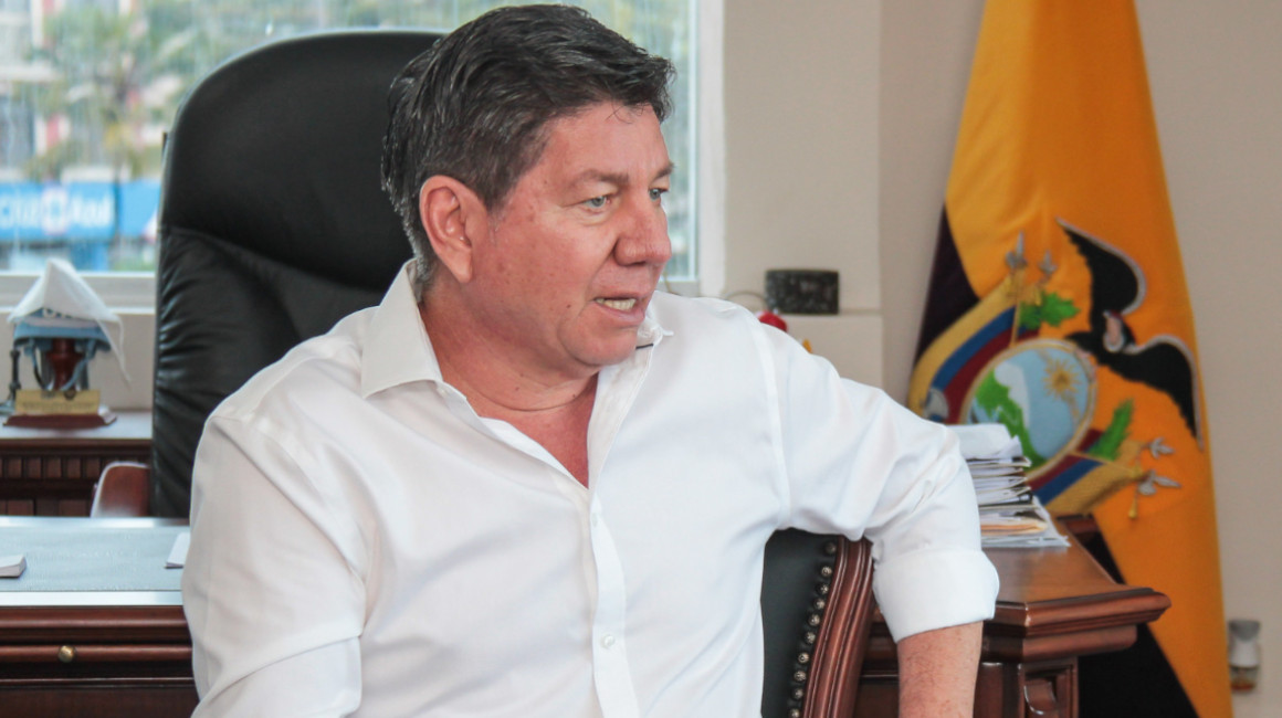 El prefecto de Los Ríos, Johnny Terán, en una reunión con asambleístas en su despacho.