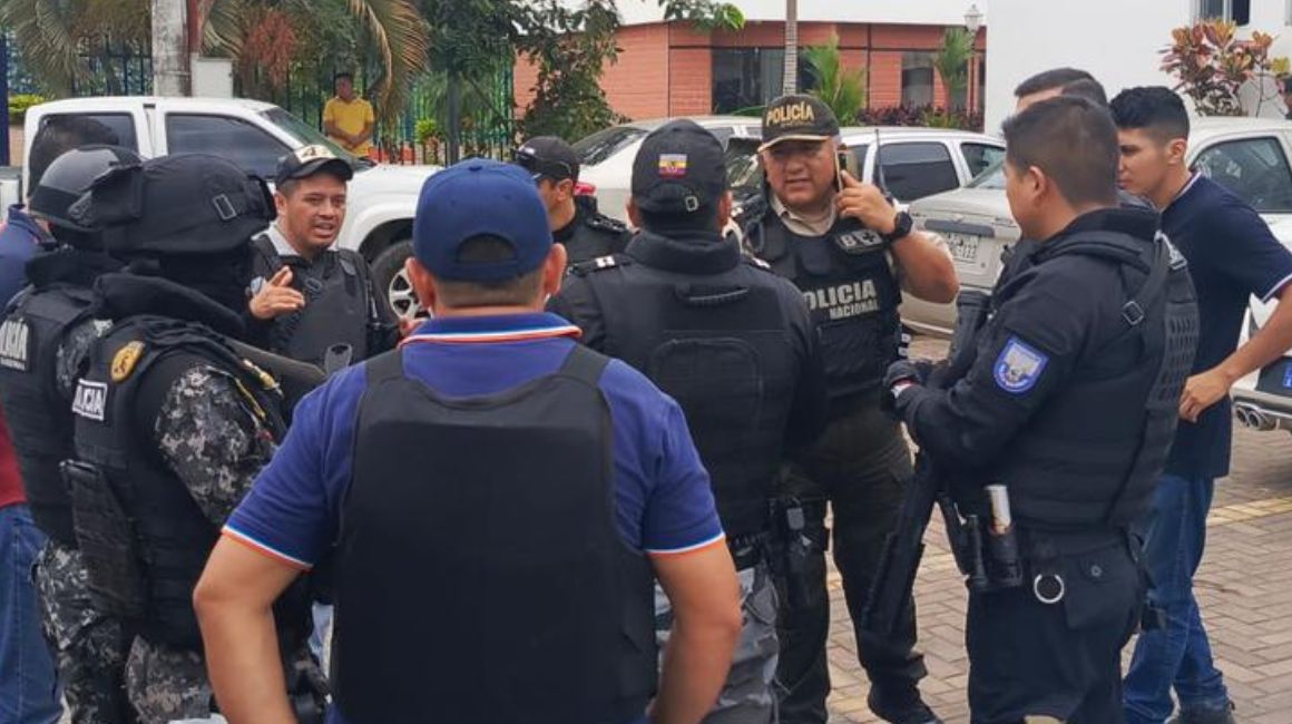 La Policía en el cantón Mocache, Los Ríos, en donde ocurrió un enfrentamiento entre grupos delictivos el 15 de diciembre de 2023.