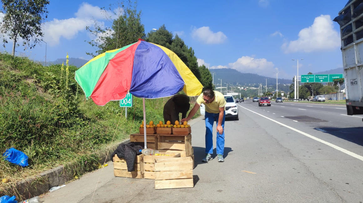 Un comerciante vende mangos sobre la Ruta Viva de Quito, el 14 de diciembre de 2023.