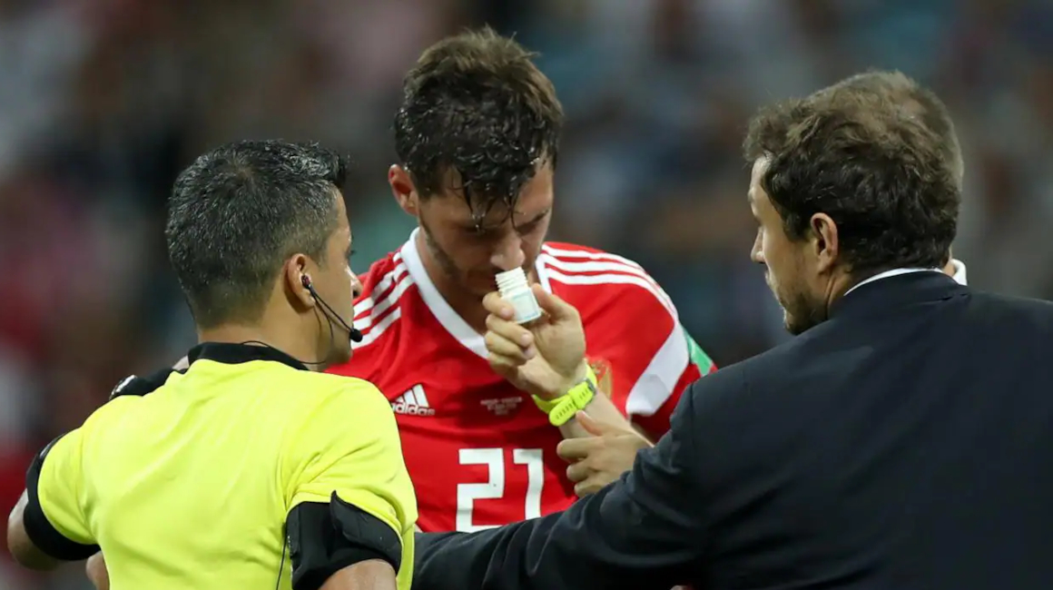 Un futbolista ruso inhala sales de amoníaco durante el Mundial 2018.