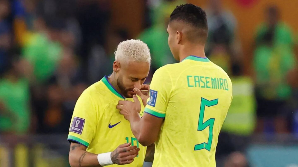 El brasileño Neymar Jr. inhala sales de amoníaco durante el Mundial de Qatar 2022.