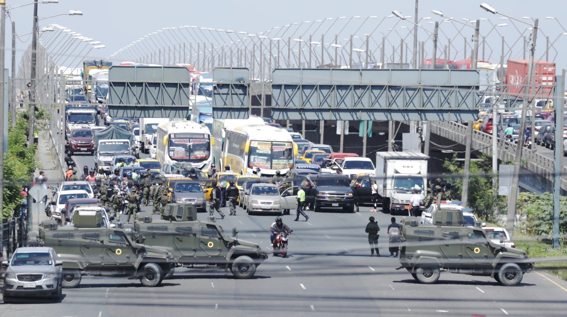 El Bloque de Seguridad cerró los accesos al Puente de la Unidad Nacional en Durán en un megaoperativo de control de armas, el domingo 10 de diciembre de 2023.