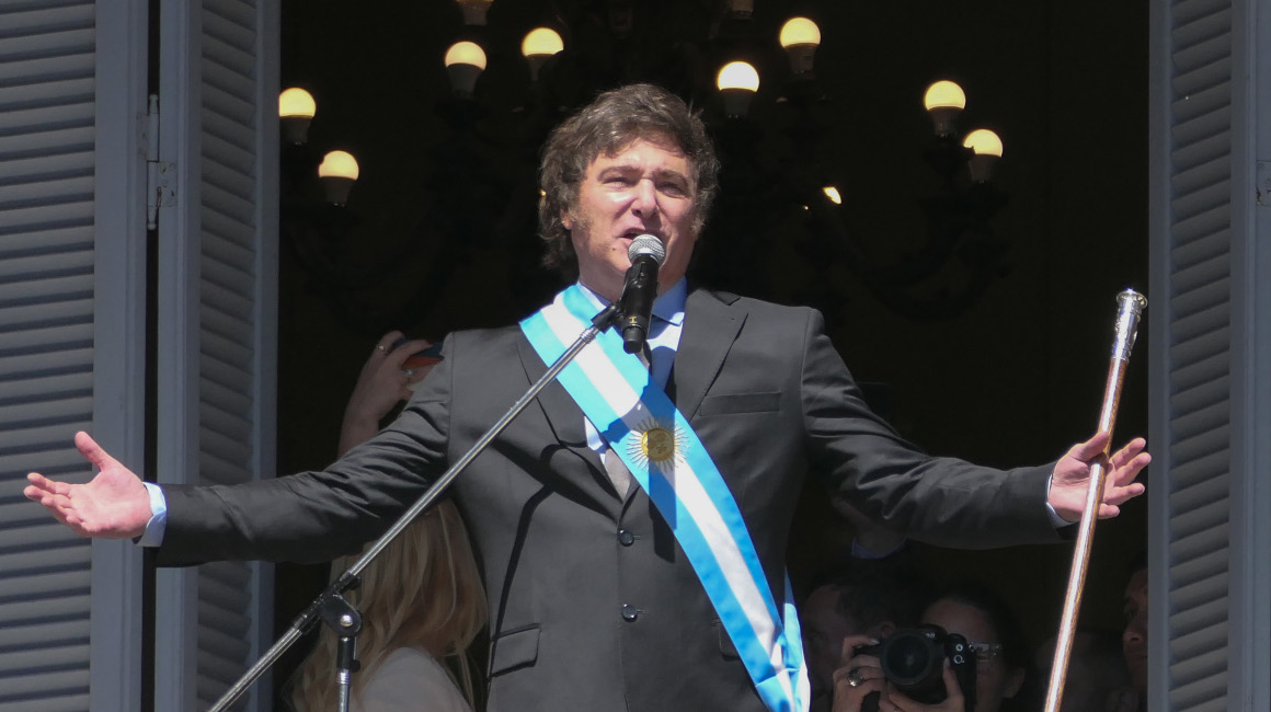 El presidente de Argentina, Javier Milei, sale al balcón de la Casa Rosada para saludar a simpatizantes, el 10 de diciembre de 2023.