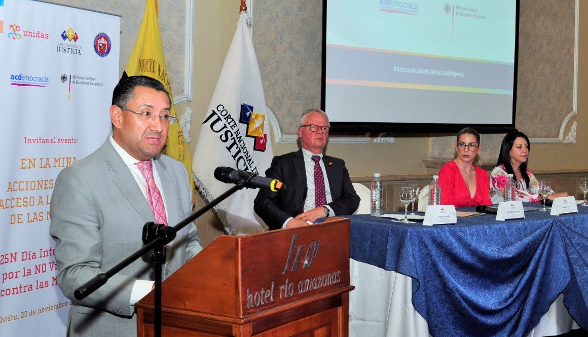 Iván Saquicela, presidnete de la Corte Nacional, habla en un evento académico, el 30 de noviembre.