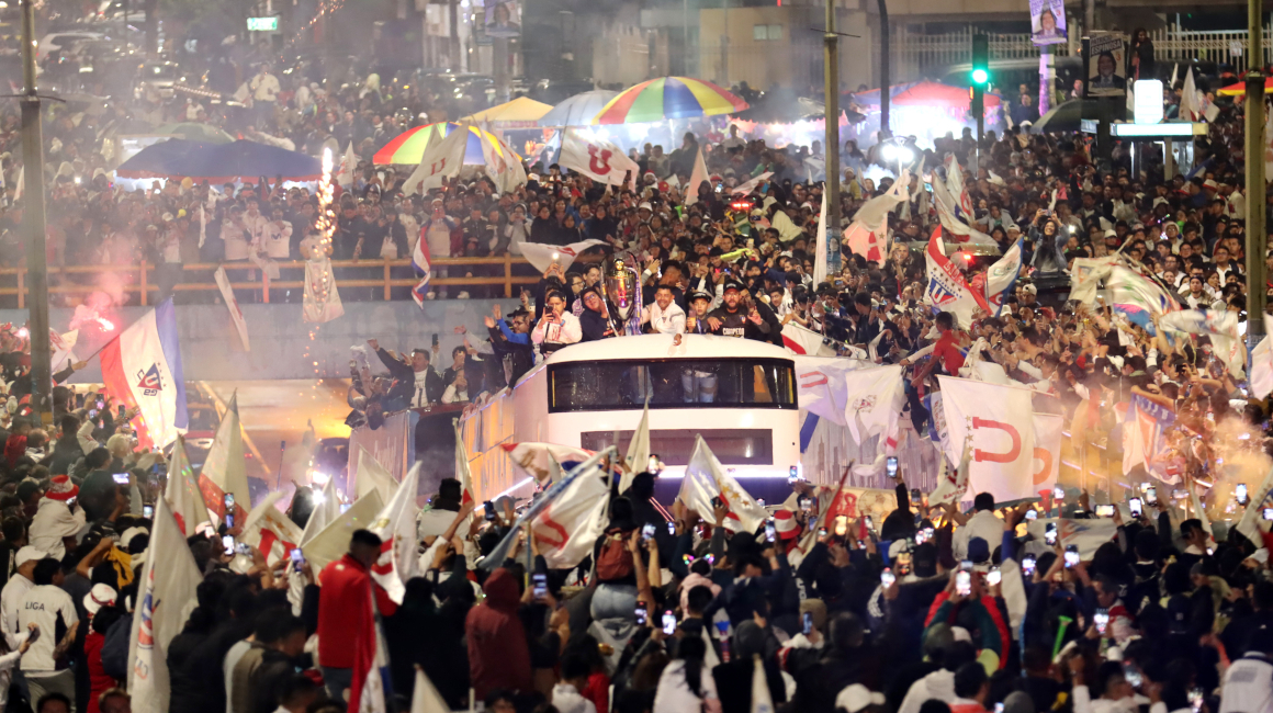 La caravana del campeón Liga de Quito llegó hasta la Universidad Central para festeja el título, el 17 de diciembre de 2023.