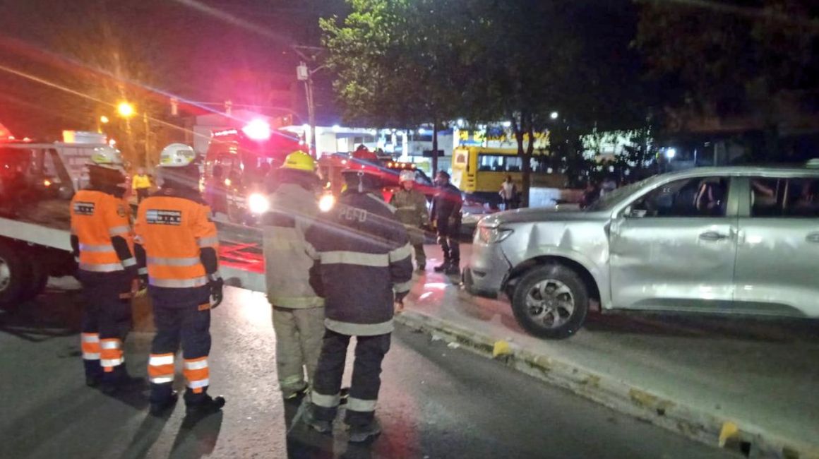 Paramédicos atienden un accidente de tránsito en Guayaquil el 18 de diciembre de 2023.