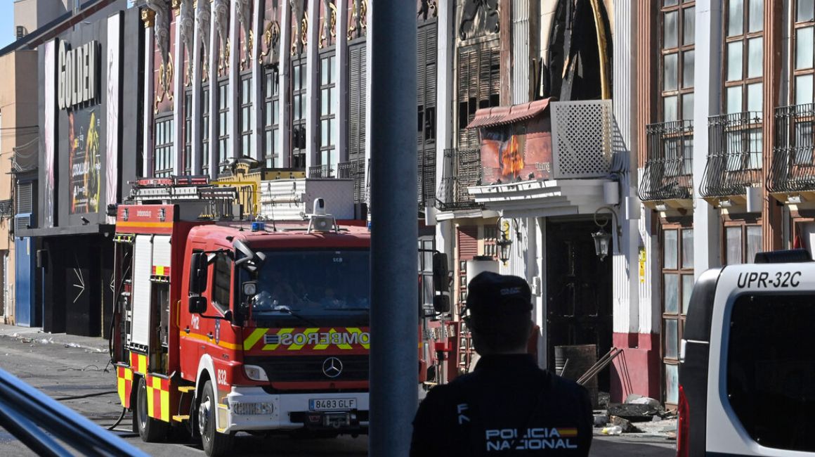 Un camión de bomberos en la zona donde ocurrió el incendio en una discoteca de Murcia, España, el 3 de octubre de 2023.