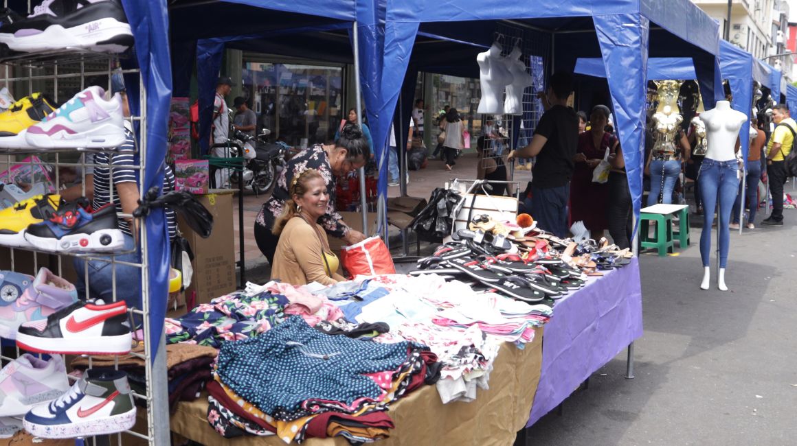Comerciantes informales en los alrededores de la Bahía de Guayaquil, el 1 de diciembre de 2023.