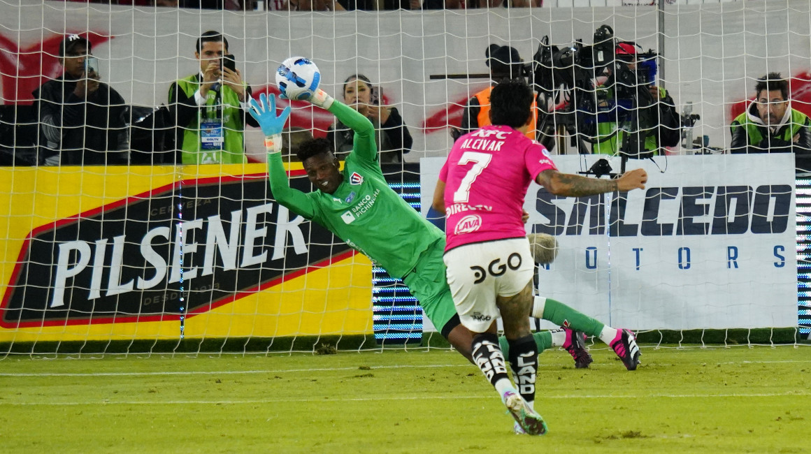 Alexander Domínguez ataja un penal en la final de la LigaPro, en Quito, el 17 de diciembre de 2023.