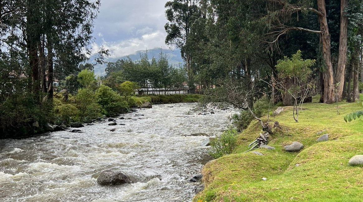 Río Tomebamba subió de caudal por las lluvias, el 17 de diciembre de 2023.