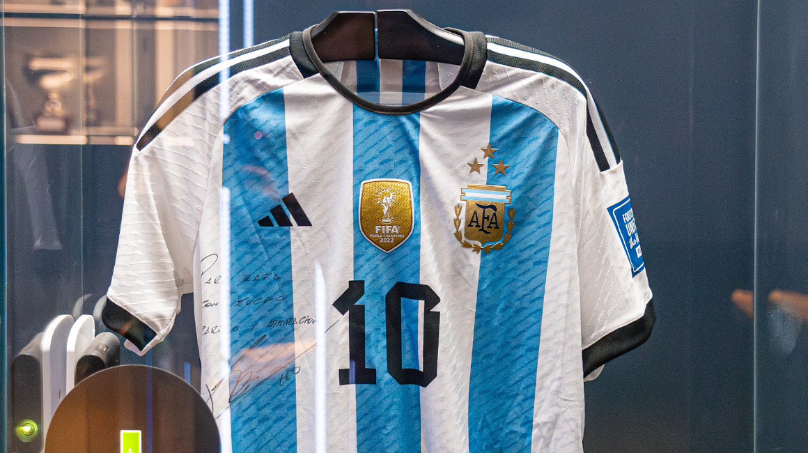 La camiseta de Lionel Messi, campeón del Mundo con Argentina en Qatar 2022, en el Rafa Nadal Museum, el 18 de diciembre de 2023.