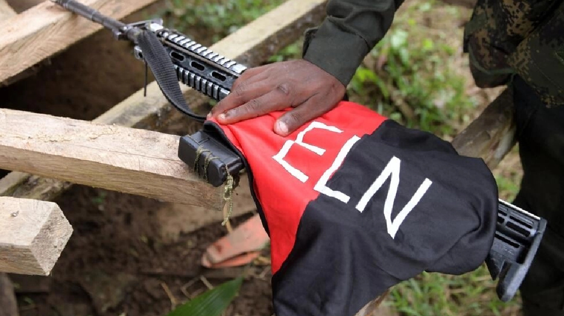 Detalle del arma de un guerrillero del Ejército de Liberación Nacional (ELN) que patrulla cerca del río Baudo en la provincia de Choco, Colombia, el 26 de octubre de 2023.