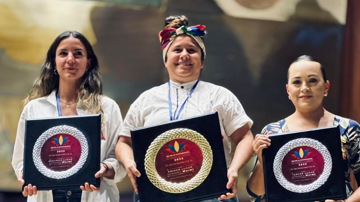 Ganadoras de la categoría 'Warmi' (Mujeres). De izquierda a derecha: Chef Isabela Chiriboga (segundo lugar), chef Valentina Álvarez (primer lugar), chef Gabriela Cadena (tercer lugar).