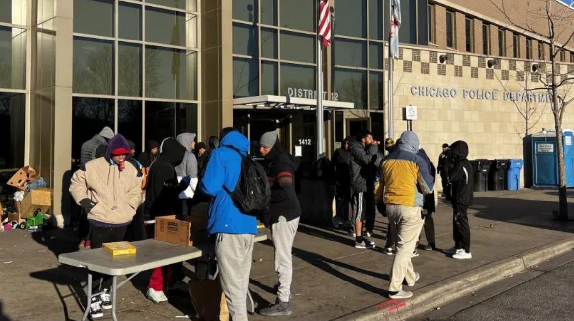 Imagen referencial. Un grupo de inmigrantes hace fila en un albergue de Chicago, Estados Unidos, en diciembre de 2023.