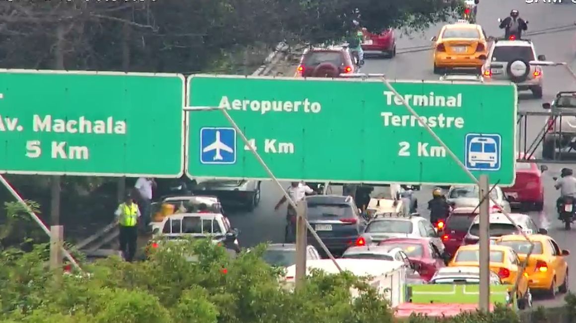 Vehículos circulan por el Puente de la Unidad Nacional, el 19 de diciembre de 2023.