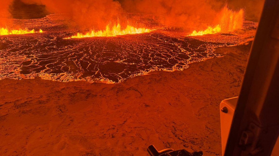 Vista aérea de un volcán en erupción en Islandia, el 18 de diciembre de 2023.