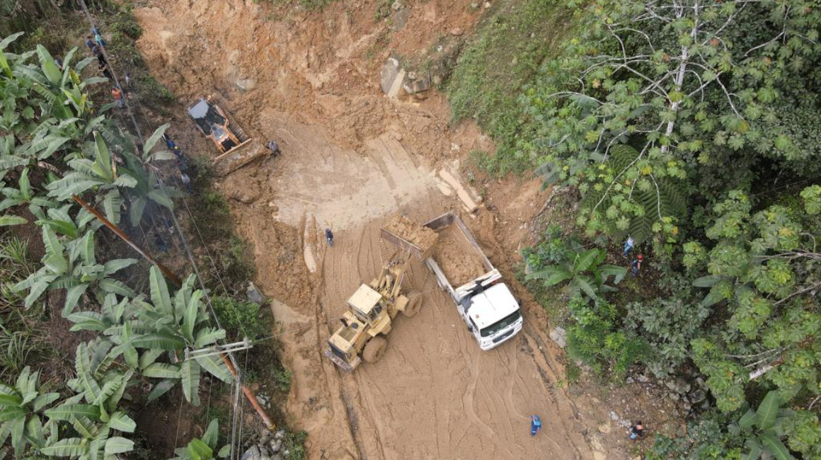 Vía que une a Cuenca y Machala sigue cerrada tras deslizamiento de tierra
