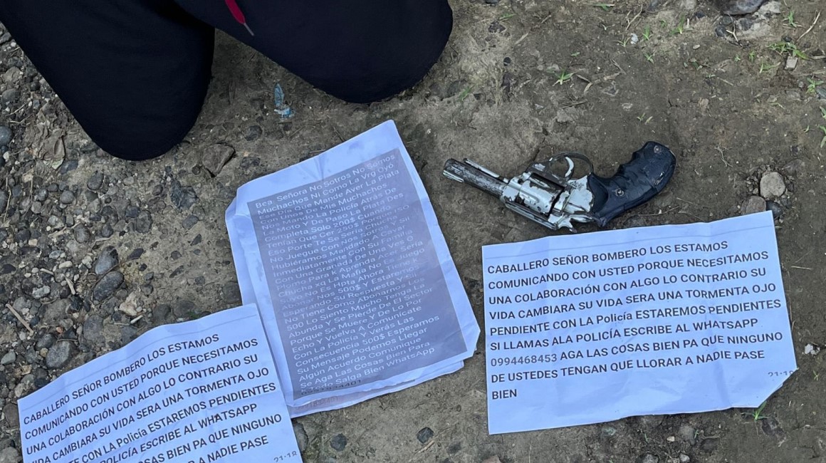 El Ejército capturó a un presunto miembro de Los Lobos en Tonsupa en poder de un revólver y de volantes usadas en extorsiones.