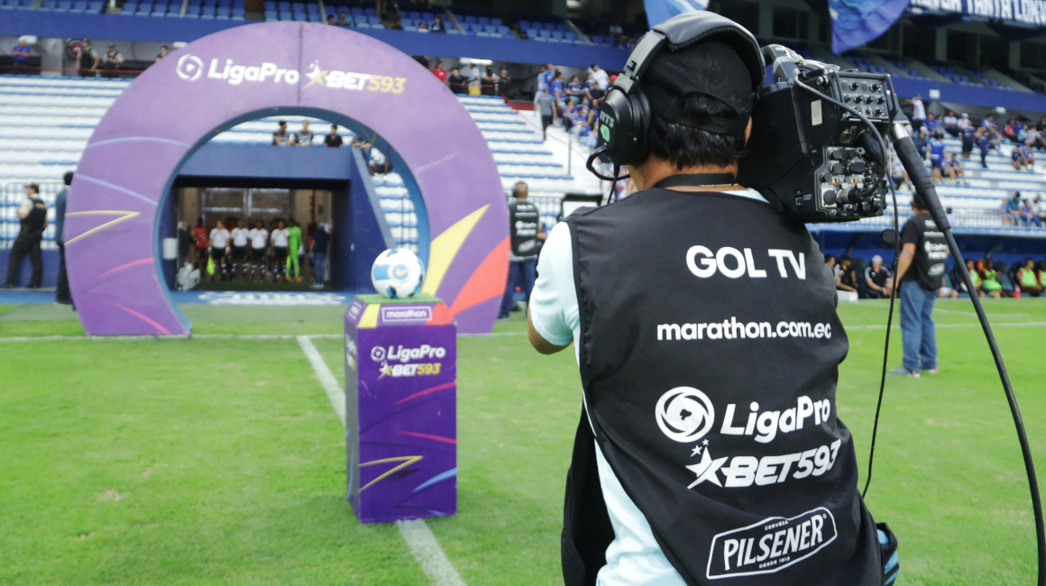 Un camarógrafo filma el túnel de salida a la cancha del estadio George Capwell, en Guayaquil, el 3 de diciembre de 2023.