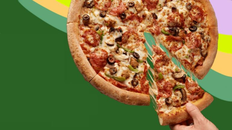Delicias compartidas: La magia de reunirse alrededor de una pizza