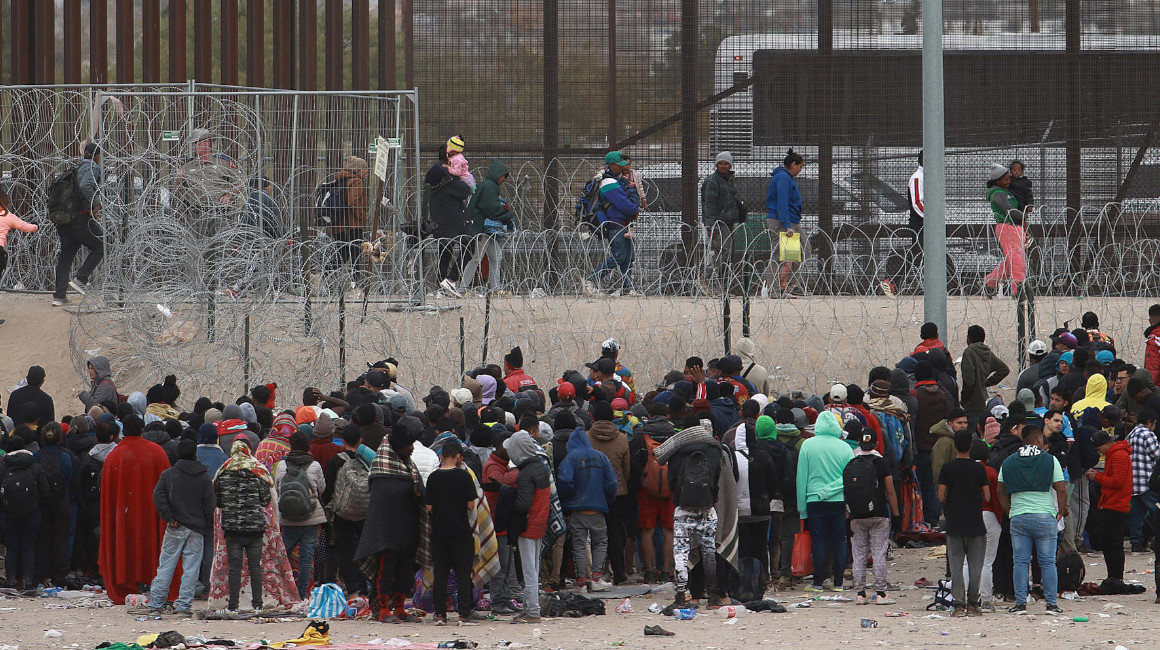 Migrantes en el muro fronterizo a la espera de poder cruzar hacia Estados Unidos. Ciudad Juárez, en México, 19 de diciembre de 2023.