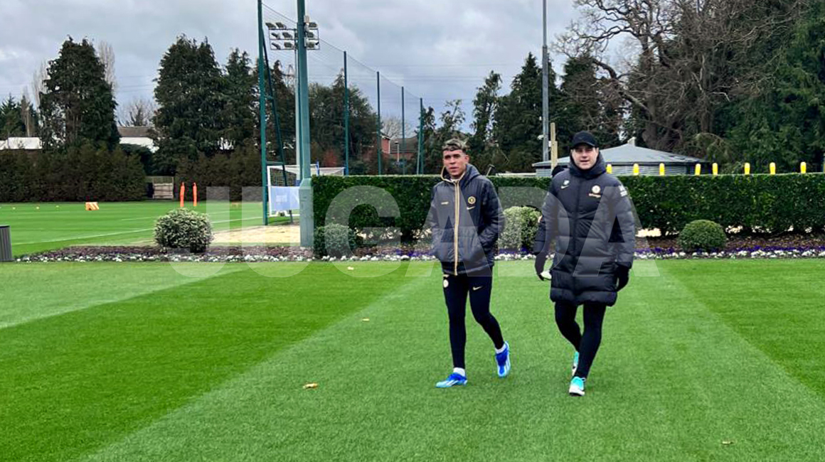 Kendry Páez junto a Mauricio Pochettino, en el entrenamiento del Chelsea, el 21 de diciembre de 2023.