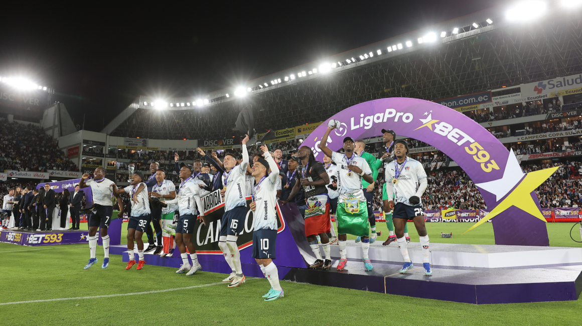 Liga de Quito festeja el título de campeón de LigaPro en Casa Blanca, el 17 de diciembre de 2023.